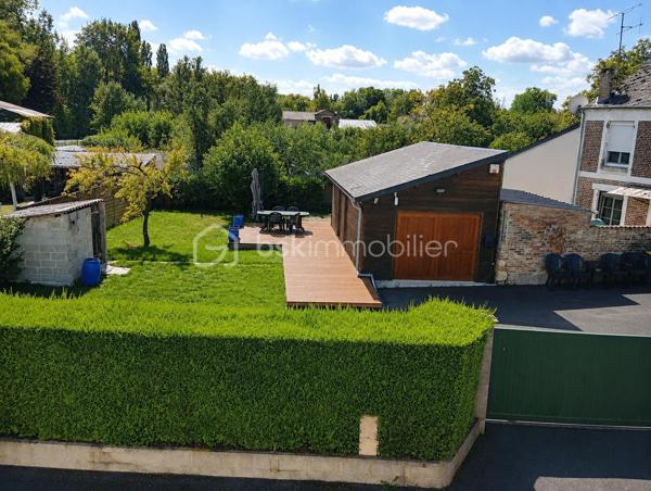 Votre conseillère Shana WURMSER vous propose à la vente cette maison d’environ 82m², située sur la commune de Château-Porcien, à proximité de l’école et des commerces.

La maison principale se compose, au rez-de-chaussée, d’une entrée, d’un WC, d’un placard, d’une salle à manger, d’un salon ainsi que d’une cuisine équipée avec accès direct au jardin.

À l’étage, vous trouverez deux chambres, un espace dressing pouvant devenir une 3ème chambre ainsi qu’une salle d’eau avec WC. Les combles, isolés, permettent également de bénéficier d’un espace de stockage supplémentaire.

La maison dispose d’un vide sanitaire et d’un espace buanderie.

Une seconde maison en torchis de 50m² environ, entièrement à rénover, vient compléter la propriété et offre de belles possibilités selon vos projets.

En face de la maison principale, une parcelle de 407 m² vous permettra de profiter d’un espace jardin. Elle comprend également un garage d’environ 30 m², avec une pièce actuellement aménagée en bureau, pouvant être transformée en cuisine d’été ou adaptée selon vos besoins. Un parking permettant de stationner plusieurs véhicules dans un espace sécurisé.