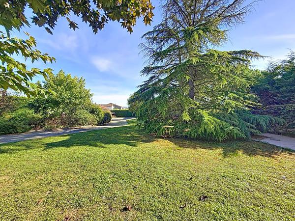 Maison familiale de 110 m2, 3 chambres, centre ville avec dépendances, garage terrain de 1335 m2 constructible