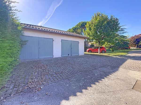 Maison familiale de 110 m2, 3 chambres, centre ville avec dépendances, garage terrain de 1335 m2 constructible