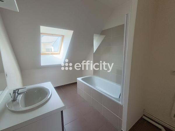 Appartement
         4 pièces
        - 92 m² 270 000 € *