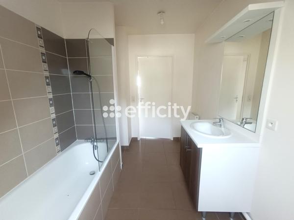 Appartement
         4 pièces
        - 92 m² 270 000 € *