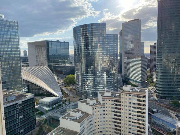 Très bonne rentabilité locative - Appartement très lumineux au 10 ème étage à Courbevoie 3 pièce(s) 51 m2