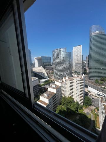 Très bonne rentabilité locative - Appartement très lumineux au 10 ème étage à Courbevoie 3 pièce(s) 51 m2