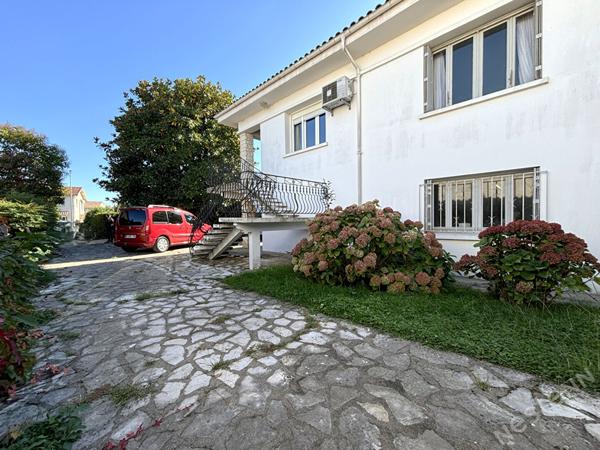 LE PASSAGE - Maison sur sous-sol de 135 m² avec 6 pièces principales avec ascenseur, garage, dépendance et jardin autour dans un secteur recherché et calme.
