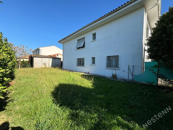 LE PASSAGE - Maison sur sous-sol de 135 m² avec 6 pièces principales avec ascenseur, garage, dépendance et jardin autour dans un secteur recherché et calme.