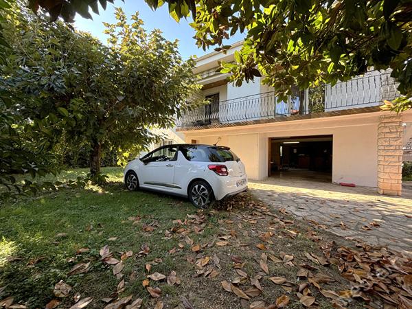LE PASSAGE - Maison sur sous-sol de 135 m² avec 6 pièces principales avec ascenseur, garage, dépendance et jardin autour dans un secteur recherché et calme.