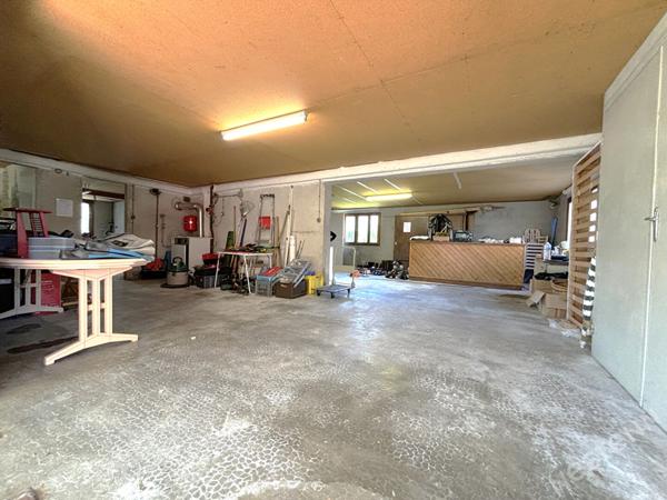 LE PASSAGE - Maison sur sous-sol de 135 m² avec 6 pièces principales avec ascenseur, garage, dépendance et jardin autour dans un secteur recherché et calme.