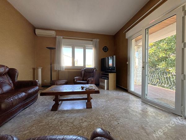 LE PASSAGE - Maison sur sous-sol de 135 m² avec 6 pièces principales avec ascenseur, garage, dépendance et jardin autour dans un secteur recherché et calme.