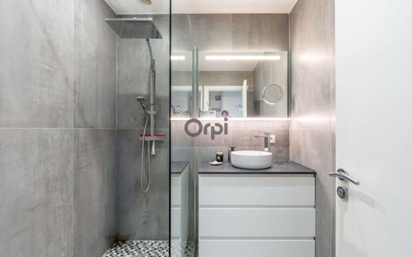 Appartement à vendre    3 pièces • 72,78 m2 Paris 20