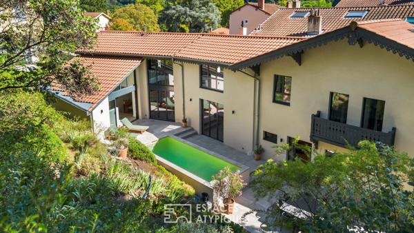 Anciennes écuries rénovées par architecte avec jardin bucolique et piscine proche île-Barbe