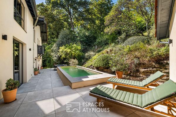 Anciennes écuries rénovées par architecte avec jardin bucolique et piscine proche île-Barbe