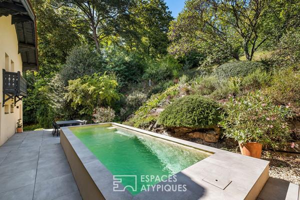 Anciennes écuries rénovées par architecte avec jardin bucolique et piscine proche île-Barbe