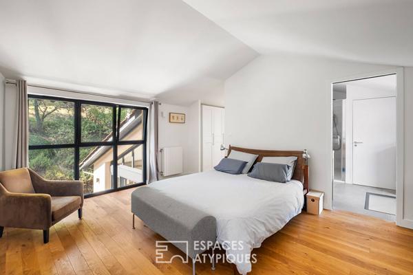 Anciennes écuries rénovées par architecte avec jardin bucolique et piscine proche île-Barbe