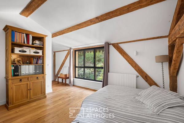 Anciennes écuries rénovées par architecte avec jardin bucolique et piscine proche île-Barbe