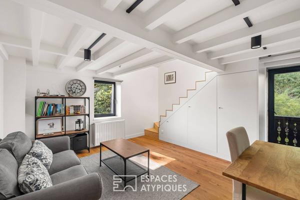 Anciennes écuries rénovées par architecte avec jardin bucolique et piscine proche île-Barbe