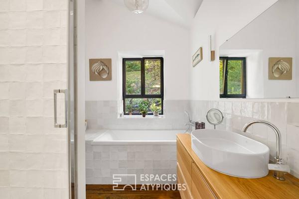 Anciennes écuries rénovées par architecte avec jardin bucolique et piscine proche île-Barbe