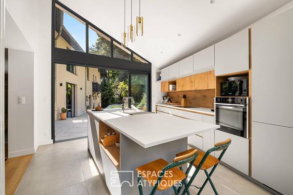 Anciennes écuries rénovées par architecte avec jardin bucolique et piscine proche île-Barbe