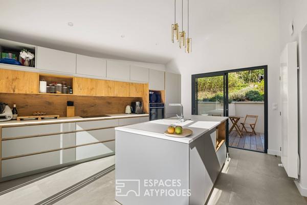 Anciennes écuries rénovées par architecte avec jardin bucolique et piscine proche île-Barbe