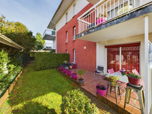 Appartement en rez de jardin avec terrasse et parking