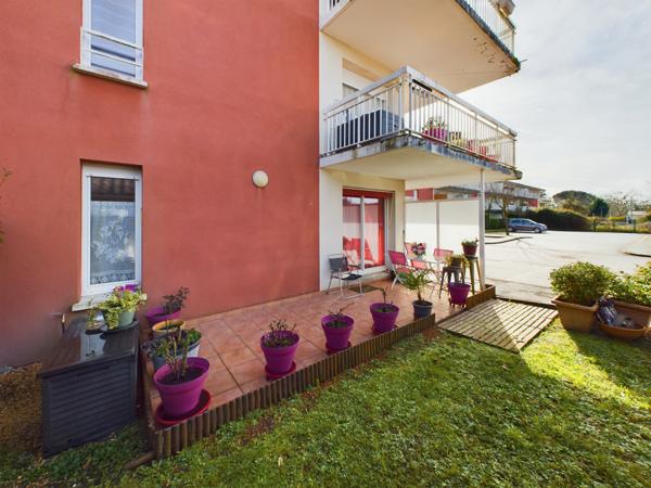 Appartement en rez de jardin avec terrasse et parking