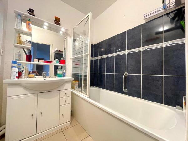 Appartement en rez de jardin avec terrasse et parking