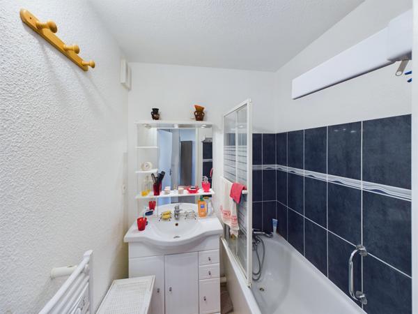 Appartement en rez de jardin avec terrasse et parking