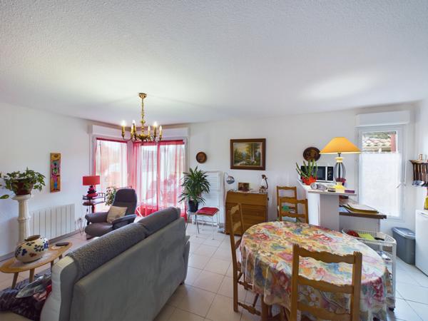 Appartement en rez de jardin avec terrasse et parking