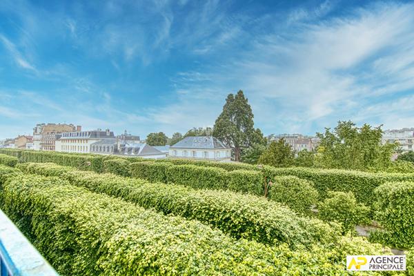 Versailles Notre-Dame Boulevard de la Reine Appartement 5 pièces 103 m² situé au 5ème et dernier étage avec ascenseur, cave et parking en sous-sol €795 000 ** - Référence 25545