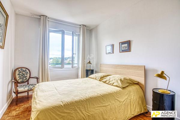 Versailles Notre-Dame Boulevard de la Reine Appartement 5 pièces 103 m² situé au 5ème et dernier étage avec ascenseur, cave et parking en sous-sol €795 000 ** - Référence 25545