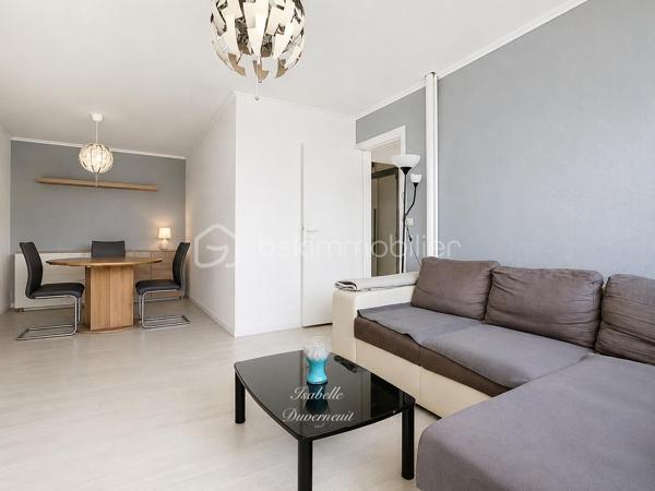 À seulement 300 mètres du RER A de Bry-sur-Marne, découvrez cet appartement 3 pièces de 67,96 m² loi Carrez, situé au 2em étage sur 4 sans ascenseur d'une résidence sécurisée et entourée d'un agréable environnement arboré.

Avec ses beaux volumes bien répartis et ses deux chambres, cet appartement offre une base idéale pour créer un intérieur à votre image. 

Il se compose d'une entrée avec placard, d'un séjour lumineux d'environ 23 m², d'une cuisine indépendante aménagée, d'une buanderie, de deux chambres, dont une de près de 14m², d'une salle d'eau et de WC indépendants. 

Les fenêtres en triple vitrage posées en 2015 apportent un véritable confort au quotidien, tant sur le plan thermique avec un DPE classe C, qu'acoustique.

La résidence est sécurisée par digicode et prochainement complétée par la pose d'un interphone avec caméra. 

Une place de stationnement extérieure, sécurisée et privative complète ce bien. 

Les + du bien

• RER A à seulement 300 m
• 67,96 m² loi Carrez
• 2 chambres
• Séjour de près de 23 m²
• Triple vitrage
• DPE C
• Buanderie
• WC indépendants
• Parking extérieur sécurisé
• Espace jeu pour les enfants 
• Résidence sécurisée 
• Belle possibilité de personnalisation
• Aucun travaux de copropriété à prévoir à ce jour 

Charges de copropriété : 235 €/mois
Taxe foncière : 1 151 €/an
Chauffage collectif

📍 Un appartement idéalement situé qui ne demande qu'à retrouver tout son potentiel et à accueillir une nouvelle histoire.

📩 Je vous invite à venir le découvrir et à imaginer ce que vous pourriez en faire.

**Visite sur RDV. Le professionnel de l'immobilier est soumis à une obligation d'identification et de vérification de l'identité de son client. C'est l'article 561-1 du COMOFI (Code Monétaire et Financier) qui met en place cette obligation.**
**Vente sous réserve de vérification du financement de l'acquéreur **