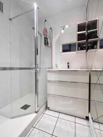 À seulement 300 mètres du RER A de Bry-sur-Marne, découvrez cet appartement 3 pièces de 67,96 m² loi Carrez, situé au 2em étage sur 4 sans ascenseur d'une résidence sécurisée et entourée d'un agréable environnement arboré.

Avec ses beaux volumes bien répartis et ses deux chambres, cet appartement offre une base idéale pour créer un intérieur à votre image. 

Il se compose d'une entrée avec placard, d'un séjour lumineux d'environ 23 m², d'une cuisine indépendante aménagée, d'une buanderie, de deux chambres, dont une de près de 14m², d'une salle d'eau et de WC indépendants. 

Les fenêtres en triple vitrage posées en 2015 apportent un véritable confort au quotidien, tant sur le plan thermique avec un DPE classe C, qu'acoustique.

La résidence est sécurisée par digicode et prochainement complétée par la pose d'un interphone avec caméra. 

Une place de stationnement extérieure, sécurisée et privative complète ce bien. 

Les + du bien

• RER A à seulement 300 m
• 67,96 m² loi Carrez
• 2 chambres
• Séjour de près de 23 m²
• Triple vitrage
• DPE C
• Buanderie
• WC indépendants
• Parking extérieur sécurisé
• Espace jeu pour les enfants 
• Résidence sécurisée 
• Belle possibilité de personnalisation
• Aucun travaux de copropriété à prévoir à ce jour 

Charges de copropriété : 235 €/mois
Taxe foncière : 1 151 €/an
Chauffage collectif

📍 Un appartement idéalement situé qui ne demande qu'à retrouver tout son potentiel et à accueillir une nouvelle histoire.

📩 Je vous invite à venir le découvrir et à imaginer ce que vous pourriez en faire.

**Visite sur RDV. Le professionnel de l'immobilier est soumis à une obligation d'identification et de vérification de l'identité de son client. C'est l'article 561-1 du COMOFI (Code Monétaire et Financier) qui met en place cette obligation.**
**Vente sous réserve de vérification du financement de l'acquéreur **
