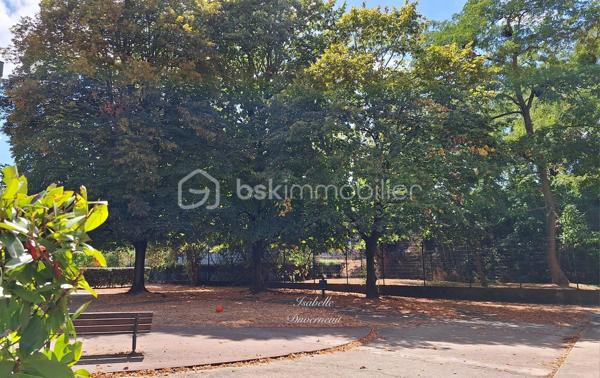 À seulement 300 mètres du RER A de Bry-sur-Marne, découvrez cet appartement 3 pièces de 67,96 m² loi Carrez, situé au 2em étage sur 4 sans ascenseur d'une résidence sécurisée et entourée d'un agréable environnement arboré.

Avec ses beaux volumes bien répartis et ses deux chambres, cet appartement offre une base idéale pour créer un intérieur à votre image. 

Il se compose d'une entrée avec placard, d'un séjour lumineux d'environ 23 m², d'une cuisine indépendante aménagée, d'une buanderie, de deux chambres, dont une de près de 14m², d'une salle d'eau et de WC indépendants. 

Les fenêtres en triple vitrage posées en 2015 apportent un véritable confort au quotidien, tant sur le plan thermique avec un DPE classe C, qu'acoustique.

La résidence est sécurisée par digicode et prochainement complétée par la pose d'un interphone avec caméra. 

Une place de stationnement extérieure, sécurisée et privative complète ce bien. 

Les + du bien

• RER A à seulement 300 m
• 67,96 m² loi Carrez
• 2 chambres
• Séjour de près de 23 m²
• Triple vitrage
• DPE C
• Buanderie
• WC indépendants
• Parking extérieur sécurisé
• Espace jeu pour les enfants 
• Résidence sécurisée 
• Belle possibilité de personnalisation
• Aucun travaux de copropriété à prévoir à ce jour 

Charges de copropriété : 235 €/mois
Taxe foncière : 1 151 €/an
Chauffage collectif

📍 Un appartement idéalement situé qui ne demande qu'à retrouver tout son potentiel et à accueillir une nouvelle histoire.

📩 Je vous invite à venir le découvrir et à imaginer ce que vous pourriez en faire.

**Visite sur RDV. Le professionnel de l'immobilier est soumis à une obligation d'identification et de vérification de l'identité de son client. C'est l'article 561-1 du COMOFI (Code Monétaire et Financier) qui met en place cette obligation.**
**Vente sous réserve de vérification du financement de l'acquéreur **