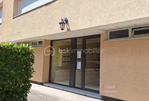À seulement 300 mètres du RER A de Bry-sur-Marne, découvrez cet appartement 3 pièces de 67,96 m² loi Carrez, situé au 2em étage sur 4 sans ascenseur d'une résidence sécurisée et entourée d'un agréable environnement arboré.

Avec ses beaux volumes bien répartis et ses deux chambres, cet appartement offre une base idéale pour créer un intérieur à votre image. 

Il se compose d'une entrée avec placard, d'un séjour lumineux d'environ 23 m², d'une cuisine indépendante aménagée, d'une buanderie, de deux chambres, dont une de près de 14m², d'une salle d'eau et de WC indépendants. 

Les fenêtres en triple vitrage posées en 2015 apportent un véritable confort au quotidien, tant sur le plan thermique avec un DPE classe C, qu'acoustique.

La résidence est sécurisée par digicode et prochainement complétée par la pose d'un interphone avec caméra. 

Une place de stationnement extérieure, sécurisée et privative complète ce bien. 

Les + du bien

• RER A à seulement 300 m
• 67,96 m² loi Carrez
• 2 chambres
• Séjour de près de 23 m²
• Triple vitrage
• DPE C
• Buanderie
• WC indépendants
• Parking extérieur sécurisé
• Espace jeu pour les enfants 
• Résidence sécurisée 
• Belle possibilité de personnalisation
• Aucun travaux de copropriété à prévoir à ce jour 

Charges de copropriété : 235 €/mois
Taxe foncière : 1 151 €/an
Chauffage collectif

📍 Un appartement idéalement situé qui ne demande qu'à retrouver tout son potentiel et à accueillir une nouvelle histoire.

📩 Je vous invite à venir le découvrir et à imaginer ce que vous pourriez en faire.

**Visite sur RDV. Le professionnel de l'immobilier est soumis à une obligation d'identification et de vérification de l'identité de son client. C'est l'article 561-1 du COMOFI (Code Monétaire et Financier) qui met en place cette obligation.**
**Vente sous réserve de vérification du financement de l'acquéreur **