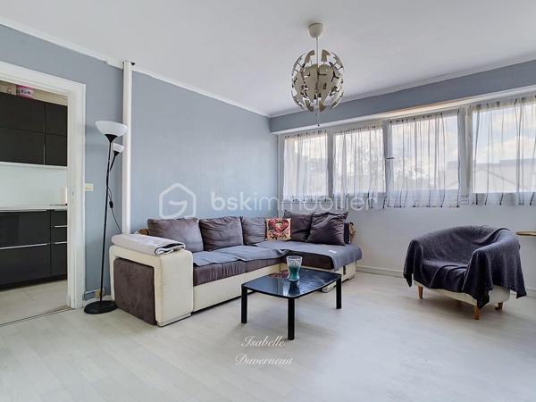 À seulement 300 mètres du RER A de Bry-sur-Marne, découvrez cet appartement 3 pièces de 67,96 m² loi Carrez, situé au 2em étage sur 4 sans ascenseur d'une résidence sécurisée et entourée d'un agréable environnement arboré.

Avec ses beaux volumes bien répartis et ses deux chambres, cet appartement offre une base idéale pour créer un intérieur à votre image. 

Il se compose d'une entrée avec placard, d'un séjour lumineux d'environ 23 m², d'une cuisine indépendante aménagée, d'une buanderie, de deux chambres, dont une de près de 14m², d'une salle d'eau et de WC indépendants. 

Les fenêtres en triple vitrage posées en 2015 apportent un véritable confort au quotidien, tant sur le plan thermique avec un DPE classe C, qu'acoustique.

La résidence est sécurisée par digicode et prochainement complétée par la pose d'un interphone avec caméra. 

Une place de stationnement extérieure, sécurisée et privative complète ce bien. 

Les + du bien

• RER A à seulement 300 m
• 67,96 m² loi Carrez
• 2 chambres
• Séjour de près de 23 m²
• Triple vitrage
• DPE C
• Buanderie
• WC indépendants
• Parking extérieur sécurisé
• Espace jeu pour les enfants 
• Résidence sécurisée 
• Belle possibilité de personnalisation
• Aucun travaux de copropriété à prévoir à ce jour 

Charges de copropriété : 235 €/mois
Taxe foncière : 1 151 €/an
Chauffage collectif

📍 Un appartement idéalement situé qui ne demande qu'à retrouver tout son potentiel et à accueillir une nouvelle histoire.

📩 Je vous invite à venir le découvrir et à imaginer ce que vous pourriez en faire.

**Visite sur RDV. Le professionnel de l'immobilier est soumis à une obligation d'identification et de vérification de l'identité de son client. C'est l'article 561-1 du COMOFI (Code Monétaire et Financier) qui met en place cette obligation.**
**Vente sous réserve de vérification du financement de l'acquéreur **
