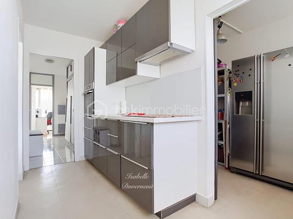 À seulement 300 mètres du RER A de Bry-sur-Marne, découvrez cet appartement 3 pièces de 67,96 m² loi Carrez, situé au 2em étage sur 4 sans ascenseur d'une résidence sécurisée et entourée d'un agréable environnement arboré.

Avec ses beaux volumes bien répartis et ses deux chambres, cet appartement offre une base idéale pour créer un intérieur à votre image. 

Il se compose d'une entrée avec placard, d'un séjour lumineux d'environ 23 m², d'une cuisine indépendante aménagée, d'une buanderie, de deux chambres, dont une de près de 14m², d'une salle d'eau et de WC indépendants. 

Les fenêtres en triple vitrage posées en 2015 apportent un véritable confort au quotidien, tant sur le plan thermique avec un DPE classe C, qu'acoustique.

La résidence est sécurisée par digicode et prochainement complétée par la pose d'un interphone avec caméra. 

Une place de stationnement extérieure, sécurisée et privative complète ce bien. 

Les + du bien

• RER A à seulement 300 m
• 67,96 m² loi Carrez
• 2 chambres
• Séjour de près de 23 m²
• Triple vitrage
• DPE C
• Buanderie
• WC indépendants
• Parking extérieur sécurisé
• Espace jeu pour les enfants 
• Résidence sécurisée 
• Belle possibilité de personnalisation
• Aucun travaux de copropriété à prévoir à ce jour 

Charges de copropriété : 235 €/mois
Taxe foncière : 1 151 €/an
Chauffage collectif

📍 Un appartement idéalement situé qui ne demande qu'à retrouver tout son potentiel et à accueillir une nouvelle histoire.

📩 Je vous invite à venir le découvrir et à imaginer ce que vous pourriez en faire.

**Visite sur RDV. Le professionnel de l'immobilier est soumis à une obligation d'identification et de vérification de l'identité de son client. C'est l'article 561-1 du COMOFI (Code Monétaire et Financier) qui met en place cette obligation.**
**Vente sous réserve de vérification du financement de l'acquéreur **