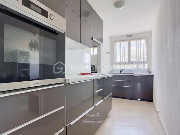 À seulement 300 mètres du RER A de Bry-sur-Marne, découvrez cet appartement 3 pièces de 67,96 m² loi Carrez, situé au 2em étage sur 4 sans ascenseur d'une résidence sécurisée et entourée d'un agréable environnement arboré.

Avec ses beaux volumes bien répartis et ses deux chambres, cet appartement offre une base idéale pour créer un intérieur à votre image. 

Il se compose d'une entrée avec placard, d'un séjour lumineux d'environ 23 m², d'une cuisine indépendante aménagée, d'une buanderie, de deux chambres, dont une de près de 14m², d'une salle d'eau et de WC indépendants. 

Les fenêtres en triple vitrage posées en 2015 apportent un véritable confort au quotidien, tant sur le plan thermique avec un DPE classe C, qu'acoustique.

La résidence est sécurisée par digicode et prochainement complétée par la pose d'un interphone avec caméra. 

Une place de stationnement extérieure, sécurisée et privative complète ce bien. 

Les + du bien

• RER A à seulement 300 m
• 67,96 m² loi Carrez
• 2 chambres
• Séjour de près de 23 m²
• Triple vitrage
• DPE C
• Buanderie
• WC indépendants
• Parking extérieur sécurisé
• Espace jeu pour les enfants 
• Résidence sécurisée 
• Belle possibilité de personnalisation
• Aucun travaux de copropriété à prévoir à ce jour 

Charges de copropriété : 235 €/mois
Taxe foncière : 1 151 €/an
Chauffage collectif

📍 Un appartement idéalement situé qui ne demande qu'à retrouver tout son potentiel et à accueillir une nouvelle histoire.

📩 Je vous invite à venir le découvrir et à imaginer ce que vous pourriez en faire.

**Visite sur RDV. Le professionnel de l'immobilier est soumis à une obligation d'identification et de vérification de l'identité de son client. C'est l'article 561-1 du COMOFI (Code Monétaire et Financier) qui met en place cette obligation.**
**Vente sous réserve de vérification du financement de l'acquéreur **