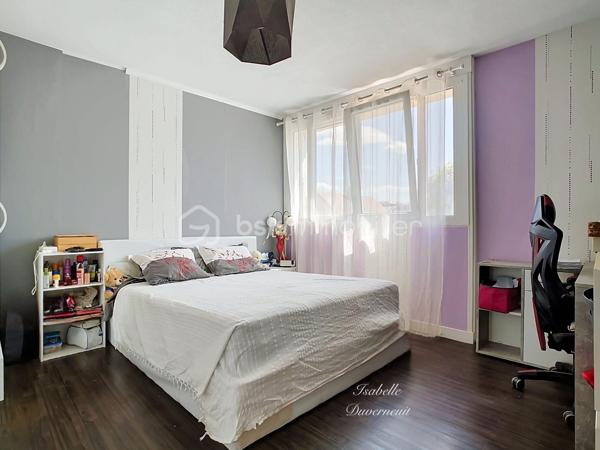 À seulement 300 mètres du RER A de Bry-sur-Marne, découvrez cet appartement 3 pièces de 67,96 m² loi Carrez, situé au 2em étage sur 4 sans ascenseur d'une résidence sécurisée et entourée d'un agréable environnement arboré.

Avec ses beaux volumes bien répartis et ses deux chambres, cet appartement offre une base idéale pour créer un intérieur à votre image. 

Il se compose d'une entrée avec placard, d'un séjour lumineux d'environ 23 m², d'une cuisine indépendante aménagée, d'une buanderie, de deux chambres, dont une de près de 14m², d'une salle d'eau et de WC indépendants. 

Les fenêtres en triple vitrage posées en 2015 apportent un véritable confort au quotidien, tant sur le plan thermique avec un DPE classe C, qu'acoustique.

La résidence est sécurisée par digicode et prochainement complétée par la pose d'un interphone avec caméra. 

Une place de stationnement extérieure, sécurisée et privative complète ce bien. 

Les + du bien

• RER A à seulement 300 m
• 67,96 m² loi Carrez
• 2 chambres
• Séjour de près de 23 m²
• Triple vitrage
• DPE C
• Buanderie
• WC indépendants
• Parking extérieur sécurisé
• Espace jeu pour les enfants 
• Résidence sécurisée 
• Belle possibilité de personnalisation
• Aucun travaux de copropriété à prévoir à ce jour 

Charges de copropriété : 235 €/mois
Taxe foncière : 1 151 €/an
Chauffage collectif

📍 Un appartement idéalement situé qui ne demande qu'à retrouver tout son potentiel et à accueillir une nouvelle histoire.

📩 Je vous invite à venir le découvrir et à imaginer ce que vous pourriez en faire.

**Visite sur RDV. Le professionnel de l'immobilier est soumis à une obligation d'identification et de vérification de l'identité de son client. C'est l'article 561-1 du COMOFI (Code Monétaire et Financier) qui met en place cette obligation.**
**Vente sous réserve de vérification du financement de l'acquéreur **