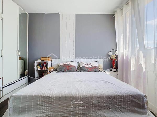 À seulement 300 mètres du RER A de Bry-sur-Marne, découvrez cet appartement 3 pièces de 67,96 m² loi Carrez, situé au 2em étage sur 4 sans ascenseur d'une résidence sécurisée et entourée d'un agréable environnement arboré.

Avec ses beaux volumes bien répartis et ses deux chambres, cet appartement offre une base idéale pour créer un intérieur à votre image. 

Il se compose d'une entrée avec placard, d'un séjour lumineux d'environ 23 m², d'une cuisine indépendante aménagée, d'une buanderie, de deux chambres, dont une de près de 14m², d'une salle d'eau et de WC indépendants. 

Les fenêtres en triple vitrage posées en 2015 apportent un véritable confort au quotidien, tant sur le plan thermique avec un DPE classe C, qu'acoustique.

La résidence est sécurisée par digicode et prochainement complétée par la pose d'un interphone avec caméra. 

Une place de stationnement extérieure, sécurisée et privative complète ce bien. 

Les + du bien

• RER A à seulement 300 m
• 67,96 m² loi Carrez
• 2 chambres
• Séjour de près de 23 m²
• Triple vitrage
• DPE C
• Buanderie
• WC indépendants
• Parking extérieur sécurisé
• Espace jeu pour les enfants 
• Résidence sécurisée 
• Belle possibilité de personnalisation
• Aucun travaux de copropriété à prévoir à ce jour 

Charges de copropriété : 235 €/mois
Taxe foncière : 1 151 €/an
Chauffage collectif

📍 Un appartement idéalement situé qui ne demande qu'à retrouver tout son potentiel et à accueillir une nouvelle histoire.

📩 Je vous invite à venir le découvrir et à imaginer ce que vous pourriez en faire.

**Visite sur RDV. Le professionnel de l'immobilier est soumis à une obligation d'identification et de vérification de l'identité de son client. C'est l'article 561-1 du COMOFI (Code Monétaire et Financier) qui met en place cette obligation.**
**Vente sous réserve de vérification du financement de l'acquéreur **