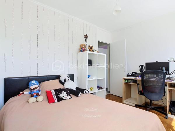 À seulement 300 mètres du RER A de Bry-sur-Marne, découvrez cet appartement 3 pièces de 67,96 m² loi Carrez, situé au 2em étage sur 4 sans ascenseur d'une résidence sécurisée et entourée d'un agréable environnement arboré.

Avec ses beaux volumes bien répartis et ses deux chambres, cet appartement offre une base idéale pour créer un intérieur à votre image. 

Il se compose d'une entrée avec placard, d'un séjour lumineux d'environ 23 m², d'une cuisine indépendante aménagée, d'une buanderie, de deux chambres, dont une de près de 14m², d'une salle d'eau et de WC indépendants. 

Les fenêtres en triple vitrage posées en 2015 apportent un véritable confort au quotidien, tant sur le plan thermique avec un DPE classe C, qu'acoustique.

La résidence est sécurisée par digicode et prochainement complétée par la pose d'un interphone avec caméra. 

Une place de stationnement extérieure, sécurisée et privative complète ce bien. 

Les + du bien

• RER A à seulement 300 m
• 67,96 m² loi Carrez
• 2 chambres
• Séjour de près de 23 m²
• Triple vitrage
• DPE C
• Buanderie
• WC indépendants
• Parking extérieur sécurisé
• Espace jeu pour les enfants 
• Résidence sécurisée 
• Belle possibilité de personnalisation
• Aucun travaux de copropriété à prévoir à ce jour 

Charges de copropriété : 235 €/mois
Taxe foncière : 1 151 €/an
Chauffage collectif

📍 Un appartement idéalement situé qui ne demande qu'à retrouver tout son potentiel et à accueillir une nouvelle histoire.

📩 Je vous invite à venir le découvrir et à imaginer ce que vous pourriez en faire.

**Visite sur RDV. Le professionnel de l'immobilier est soumis à une obligation d'identification et de vérification de l'identité de son client. C'est l'article 561-1 du COMOFI (Code Monétaire et Financier) qui met en place cette obligation.**
**Vente sous réserve de vérification du financement de l'acquéreur **