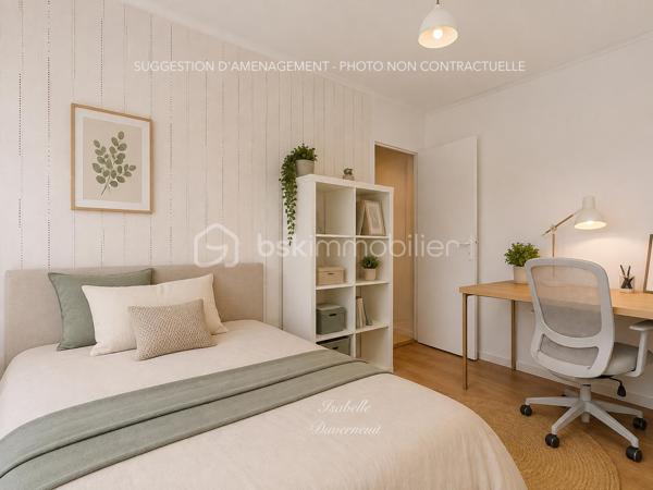 À seulement 300 mètres du RER A de Bry-sur-Marne, découvrez cet appartement 3 pièces de 67,96 m² loi Carrez, situé au 2em étage sur 4 sans ascenseur d'une résidence sécurisée et entourée d'un agréable environnement arboré.

Avec ses beaux volumes bien répartis et ses deux chambres, cet appartement offre une base idéale pour créer un intérieur à votre image. 

Il se compose d'une entrée avec placard, d'un séjour lumineux d'environ 23 m², d'une cuisine indépendante aménagée, d'une buanderie, de deux chambres, dont une de près de 14m², d'une salle d'eau et de WC indépendants. 

Les fenêtres en triple vitrage posées en 2015 apportent un véritable confort au quotidien, tant sur le plan thermique avec un DPE classe C, qu'acoustique.

La résidence est sécurisée par digicode et prochainement complétée par la pose d'un interphone avec caméra. 

Une place de stationnement extérieure, sécurisée et privative complète ce bien. 

Les + du bien

• RER A à seulement 300 m
• 67,96 m² loi Carrez
• 2 chambres
• Séjour de près de 23 m²
• Triple vitrage
• DPE C
• Buanderie
• WC indépendants
• Parking extérieur sécurisé
• Espace jeu pour les enfants 
• Résidence sécurisée 
• Belle possibilité de personnalisation
• Aucun travaux de copropriété à prévoir à ce jour 

Charges de copropriété : 235 €/mois
Taxe foncière : 1 151 €/an
Chauffage collectif

📍 Un appartement idéalement situé qui ne demande qu'à retrouver tout son potentiel et à accueillir une nouvelle histoire.

📩 Je vous invite à venir le découvrir et à imaginer ce que vous pourriez en faire.

**Visite sur RDV. Le professionnel de l'immobilier est soumis à une obligation d'identification et de vérification de l'identité de son client. C'est l'article 561-1 du COMOFI (Code Monétaire et Financier) qui met en place cette obligation.**
**Vente sous réserve de vérification du financement de l'acquéreur **