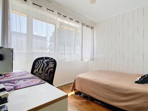 À seulement 300 mètres du RER A de Bry-sur-Marne, découvrez cet appartement 3 pièces de 67,96 m² loi Carrez, situé au 2em étage sur 4 sans ascenseur d'une résidence sécurisée et entourée d'un agréable environnement arboré.

Avec ses beaux volumes bien répartis et ses deux chambres, cet appartement offre une base idéale pour créer un intérieur à votre image. 

Il se compose d'une entrée avec placard, d'un séjour lumineux d'environ 23 m², d'une cuisine indépendante aménagée, d'une buanderie, de deux chambres, dont une de près de 14m², d'une salle d'eau et de WC indépendants. 

Les fenêtres en triple vitrage posées en 2015 apportent un véritable confort au quotidien, tant sur le plan thermique avec un DPE classe C, qu'acoustique.

La résidence est sécurisée par digicode et prochainement complétée par la pose d'un interphone avec caméra. 

Une place de stationnement extérieure, sécurisée et privative complète ce bien. 

Les + du bien

• RER A à seulement 300 m
• 67,96 m² loi Carrez
• 2 chambres
• Séjour de près de 23 m²
• Triple vitrage
• DPE C
• Buanderie
• WC indépendants
• Parking extérieur sécurisé
• Espace jeu pour les enfants 
• Résidence sécurisée 
• Belle possibilité de personnalisation
• Aucun travaux de copropriété à prévoir à ce jour 

Charges de copropriété : 235 €/mois
Taxe foncière : 1 151 €/an
Chauffage collectif

📍 Un appartement idéalement situé qui ne demande qu'à retrouver tout son potentiel et à accueillir une nouvelle histoire.

📩 Je vous invite à venir le découvrir et à imaginer ce que vous pourriez en faire.

**Visite sur RDV. Le professionnel de l'immobilier est soumis à une obligation d'identification et de vérification de l'identité de son client. C'est l'article 561-1 du COMOFI (Code Monétaire et Financier) qui met en place cette obligation.**
**Vente sous réserve de vérification du financement de l'acquéreur **
