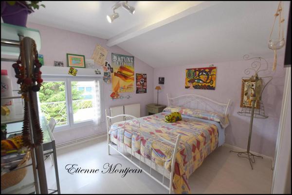 Maison à Espère 256 m² habitable, gîte, piscine, grand pool house, garages, jardin.