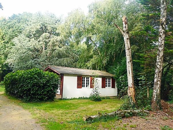 Maison de famille cossue, dépendance  en campagne avec 6600 m 2 de parc arboré, aux portes de Hede.