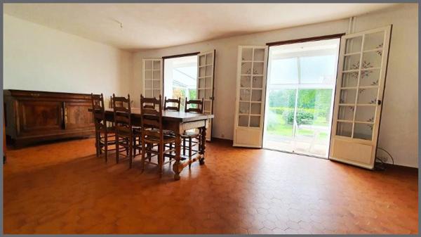 Maison de famille cossue, dépendance  en campagne avec 6600 m 2 de parc arboré, aux portes de Hede.