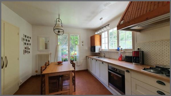 Maison de famille cossue, dépendance  en campagne avec 6600 m 2 de parc arboré, aux portes de Hede.