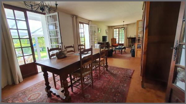 Maison de famille cossue, dépendance  en campagne avec 6600 m 2 de parc arboré, aux portes de Hede.