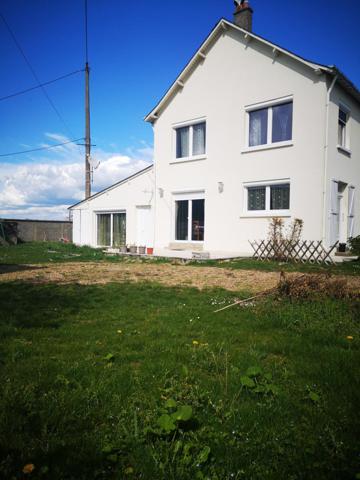 Maison au Cœur de Neuvy-le-Roi Grand volumes et terrain clos
