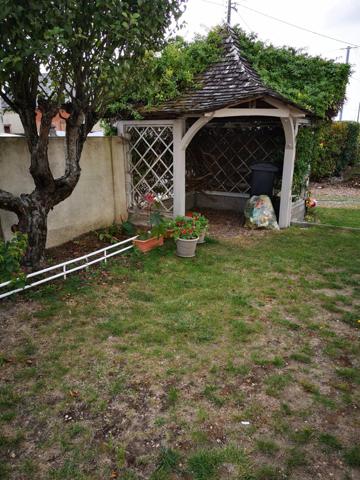 Maison au Cœur de Neuvy-le-Roi Grand volumes et terrain clos