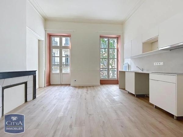Appartement à louer 3 pièces 65.61m² Nîmes (30000)