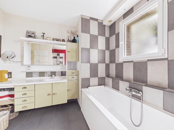 Maison
         7 pièces
        - 194 m² Exclusivité 499 000 € *